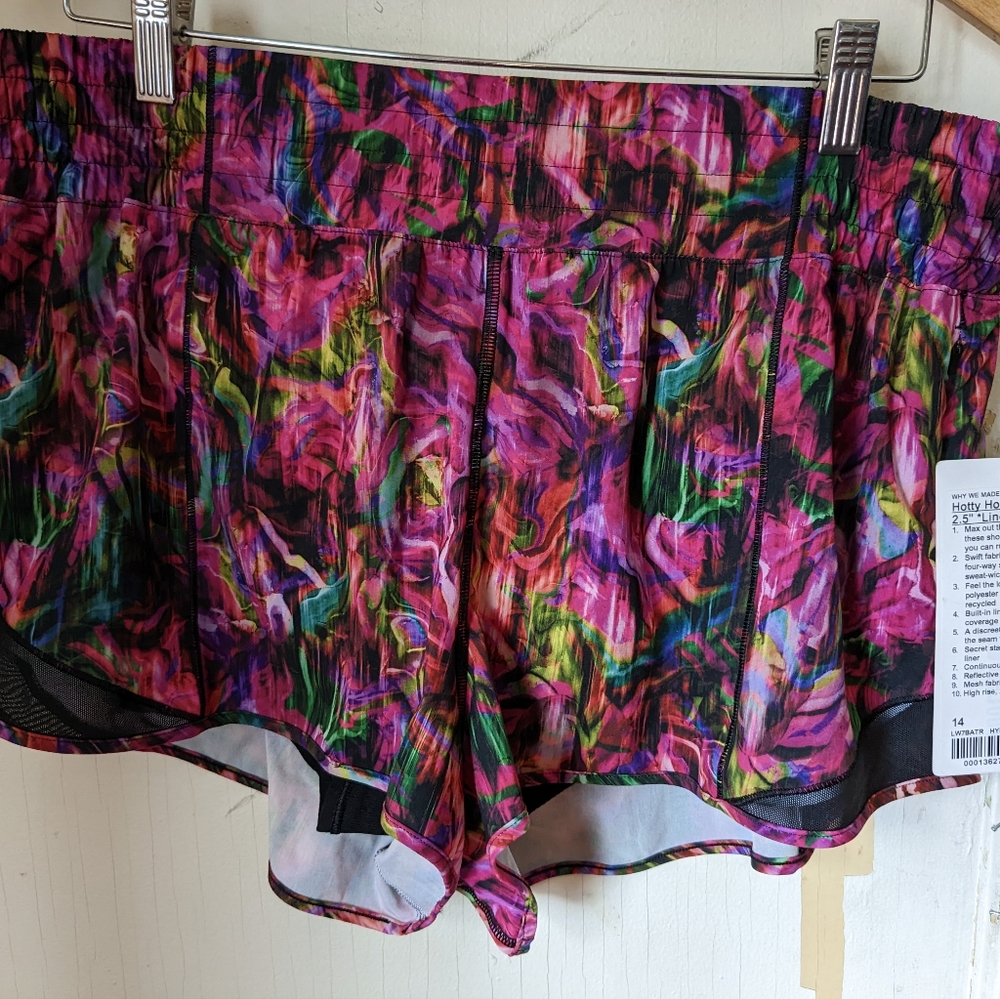 NWT Lululemon Hotty Hot HR shorts 2.5 in lined